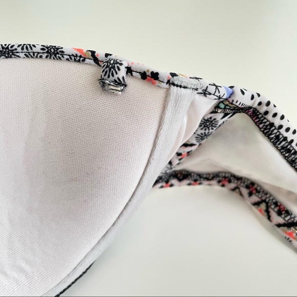 Victoria’s Secret Flirt Bandeau Bikini Top - Picture 5 of 5